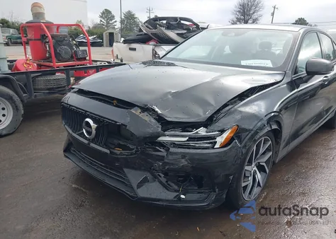 2019 Volvo S60 T6 Momentum z USA, uszkodzony, nr VIN 7JRA22TK4KG008962